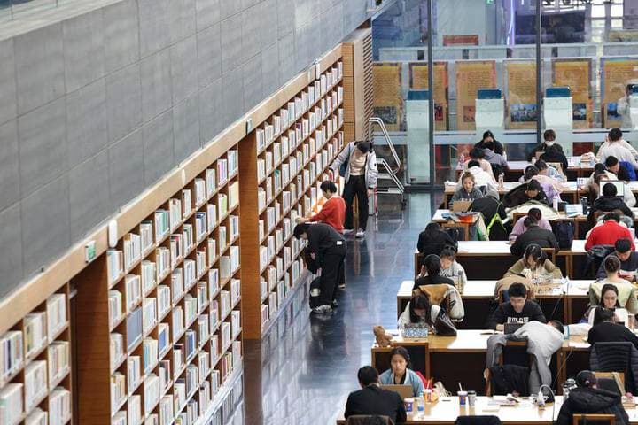ผู้คนหมกตัวที่ 'หอสมุดแห่งชาติจีน' อ่านหนังสือเพลินๆ ช่วงหยุดสุดสัปดาห์
