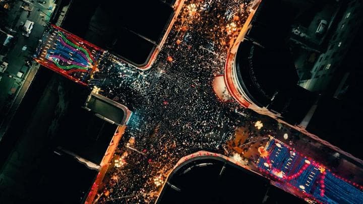 กานซู่จัดกิจกรรม 'ชักเย่อหมื่นคน' เชือกยาว 1,800 ม. ฉลองเทศกาลโคมไฟ