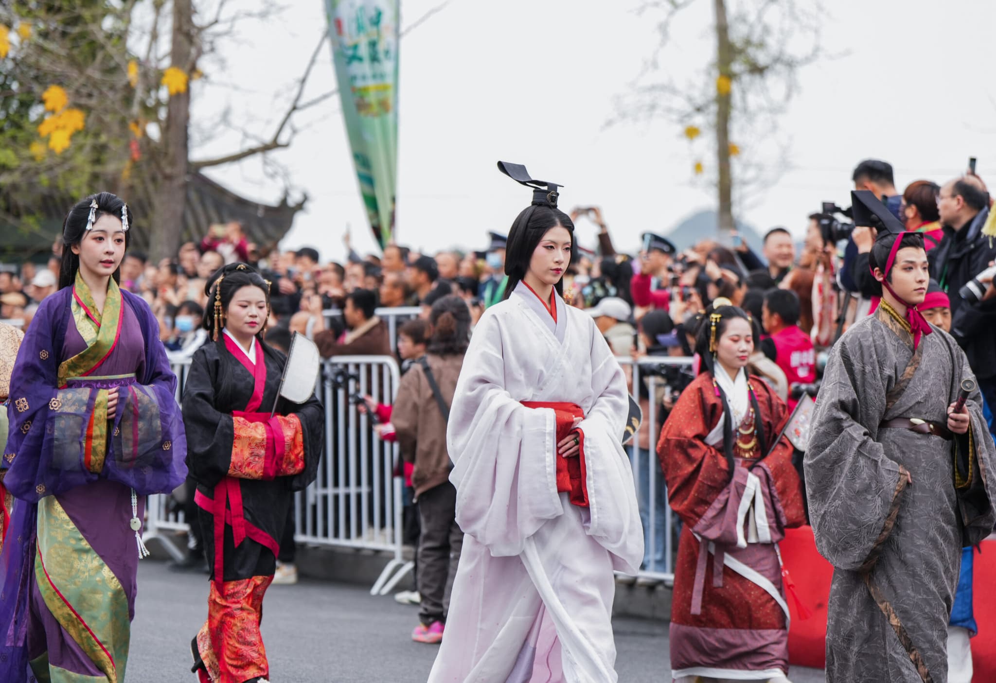 ขบวนพาเหรดฮั่นฝู' จัดขึ้นอย่างยิ่งใหญ่ ในเมืองโบราณหลางจง