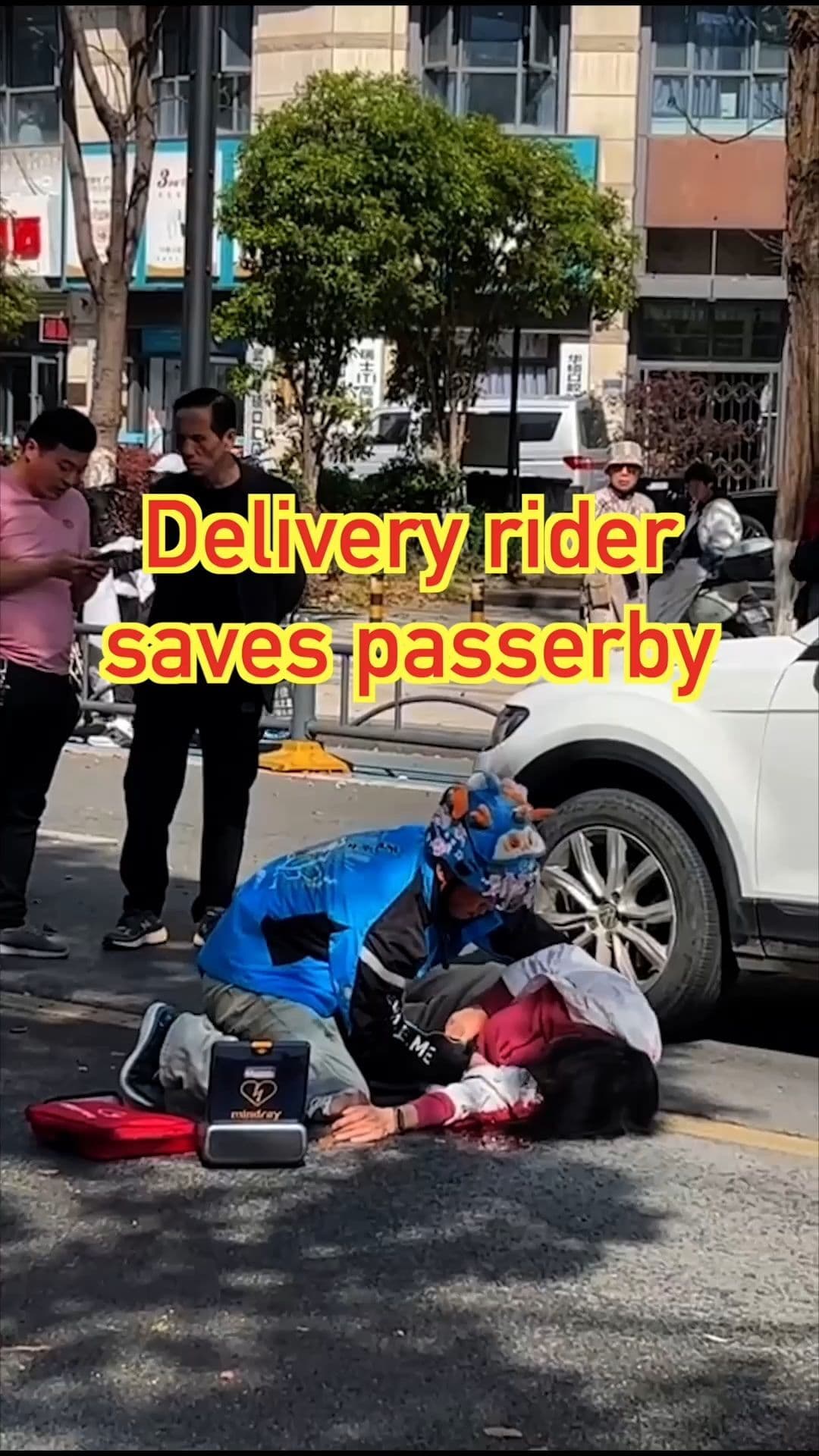 หัวใจฮีโร่! พี่ไรเดอร์พก AED ช่วยปั๊มหัวใจชายสูงวัยบาดเจ็บริมถนนในอู่ฮั่น