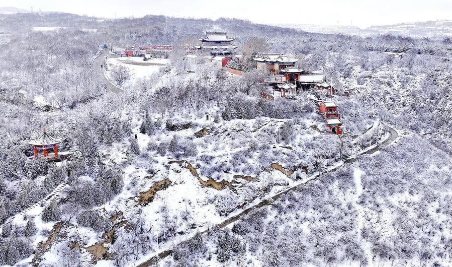 ทิวทัศน์ 'หิมะฤดูใบไม้ผลิ' ห่มพื้นที่จีนตอนเหนือ