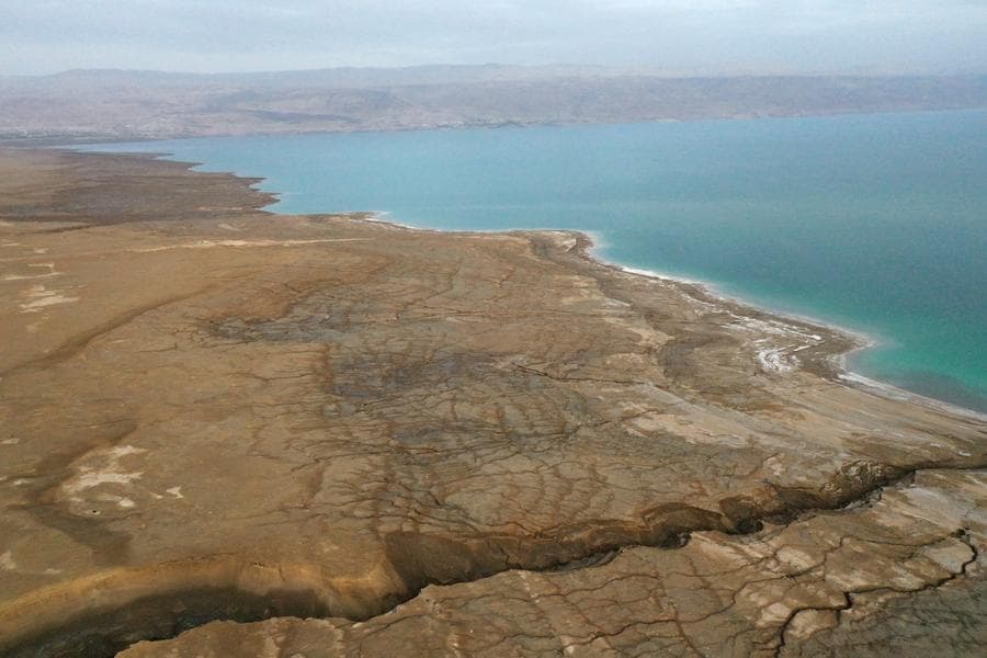 ทิวทัศน์ 'ทะเลเดดซี' ระดับน้ำลดฮวบ-เกิดหลุมตามชายฝั่ง