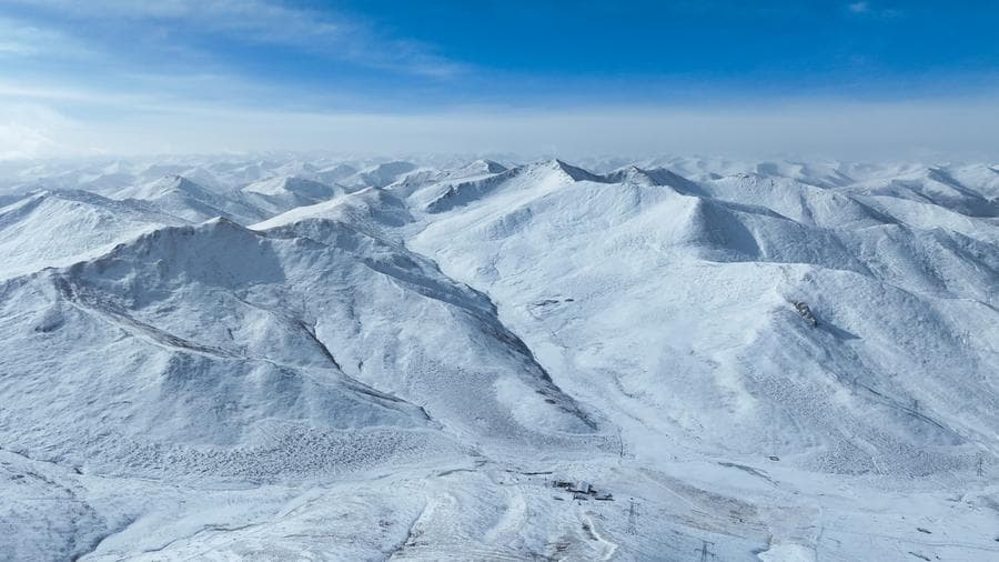 หิมะขาวย้อมสีสันขุนเขาสวยสะกดในชิงไห่