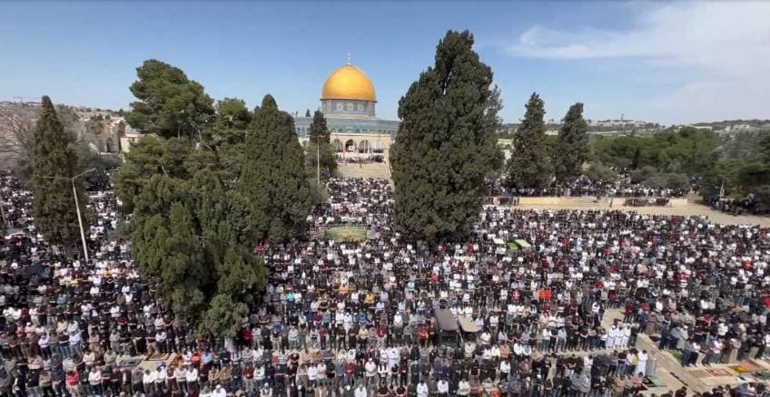 ชาวมุสลิมทำพิธีละหมาดเดือนรอมฎอน ที่มัสยิดอัลอักซอ