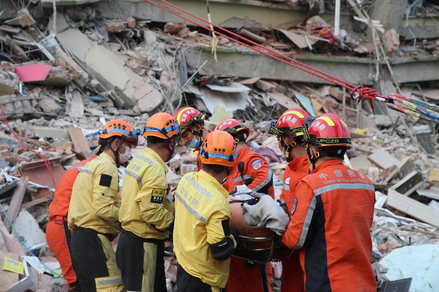 GLOBALink : กู้ภัยจีนช่วย 'หญิงตั้งครรภ์' ออกจากซากตึกถล่มหลังแผ่นดินไหวในเมียนมา