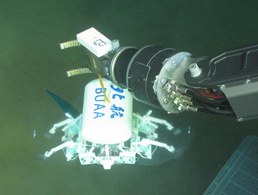 จีนพัฒนา 'หุ่นยนต์' ทนแรงดันสุดขั้ว ว่ายคลานร่องทะเลลึกสุดในโลก