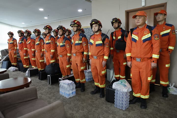 ทีมกู้ภัยจีนเดินทางถึงย่างกุ้ง เตรียมลุยงานช่วยเหลือในเมียนมา