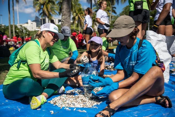 อาสาสมัครแห่ 'เก็บขยะชายหาด' รับวันอนุรักษ์น้ำโลกในบราซิล