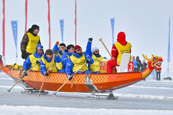 งานแข่ง 'พายเรือมังกร' กลางทะเลสาบน้ำแข็งในซินเจียง