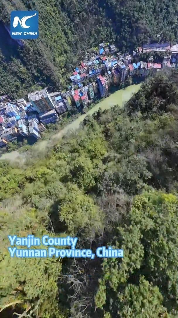 แปลกตา! อำเภอกลางหุบเขาในยูนนาน จุดแคบสุดกว้างแค่ 30 เมตร