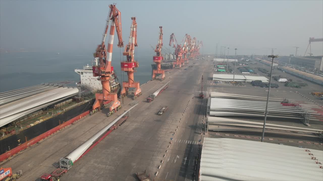 ส่องวิธีขนส่ง 'ใบพัดกังหันลม' ฝีมือจีนยาว 78 เมตร ขึ้นเรือสู่เยอรมนี