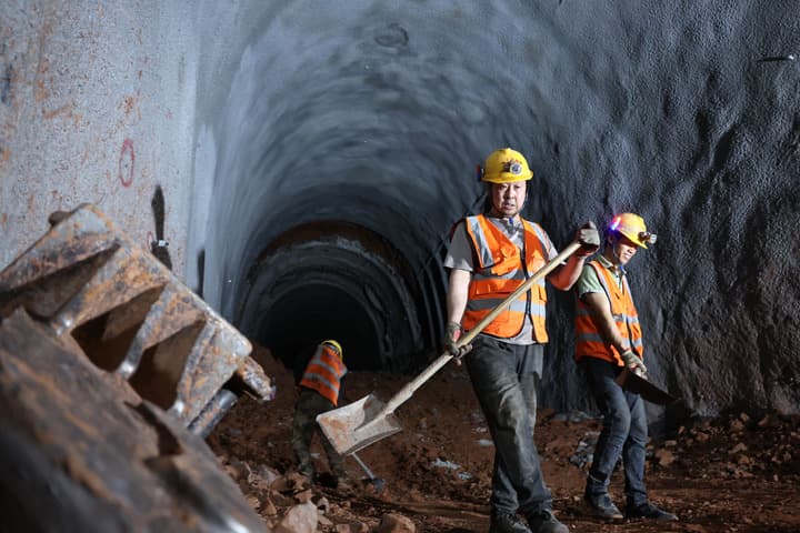 งานขุดเจาะ 'อุโมงค์รถไฟเร็วสูง' ทะลุถึงกันในกานซู่