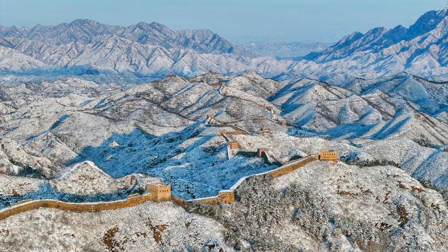 กำแพงเมืองจีนบนสันเขา ห่มหิมะขาวต้นฤดูใบไม้ผลิ