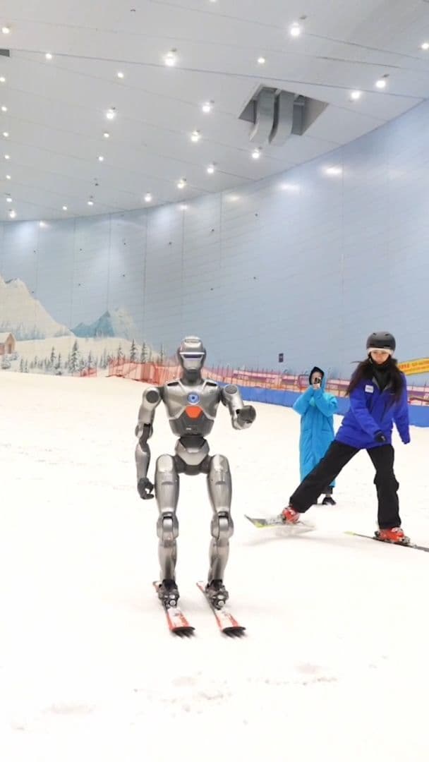 หุ่นยนต์ฮิวแมนนอยด์ ฝีมือจีน โชว์ไถลสกีลงเนินในกว่างโจว