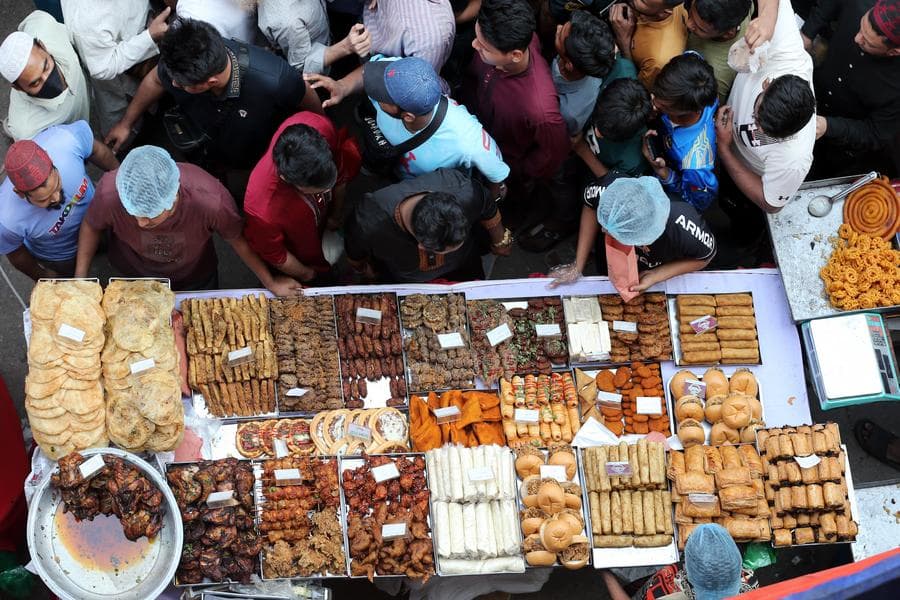 ชาวบังกลาเทศเนืองแน่นจ่ายตลาด ซื้ออาหารในเดือนรอมฎอน