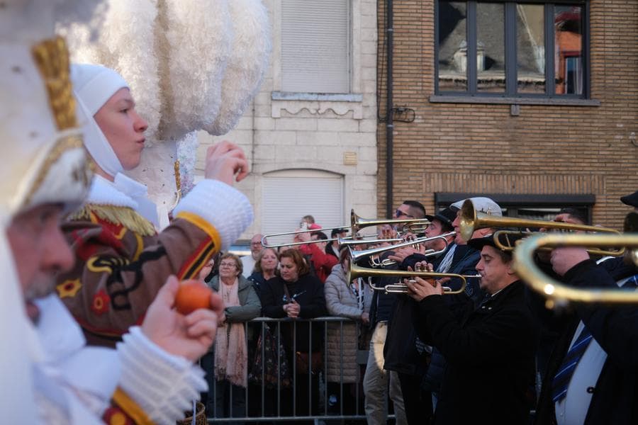 พาเหรด 'แบงช์ คาร์นิวัล' แจกส้มส่งโชคดีในเบลเยียม