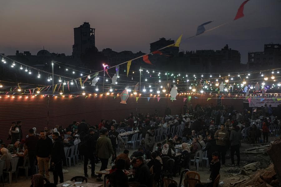 ผู้คนร่วมมื้ออาหารละศีลอด ท่ามกลางซากสงครามในกาซาซิตี