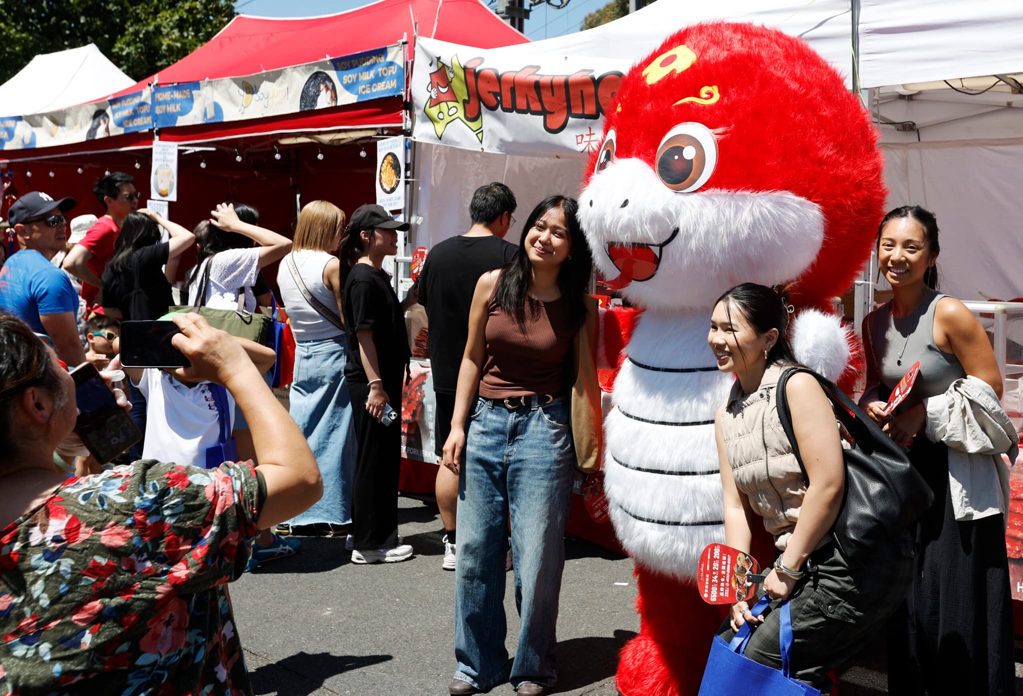 ศึกษาพบ 'สำเนียงต่างชาติ' ลดโอกาส 'ผู้หญิง' ได้งานทำ