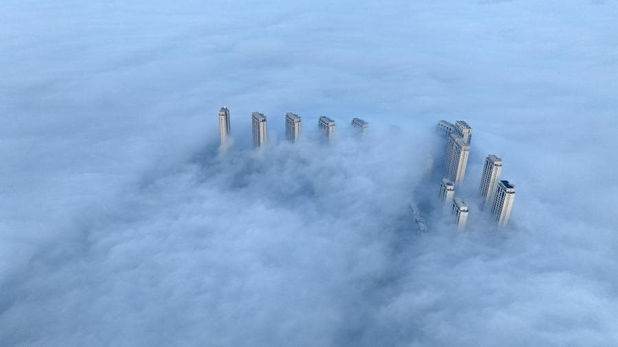 ทะเลหมอกขาวคลุมชายฝั่ง 'หรงเฉิง' ยามเช้าตรู่ในซานตง