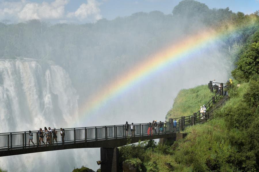 กระแสน้ำทรงพลัง 'น้ำตกวิกตอเรีย' ดึงดูดนทท.เยือนยลความงาม
