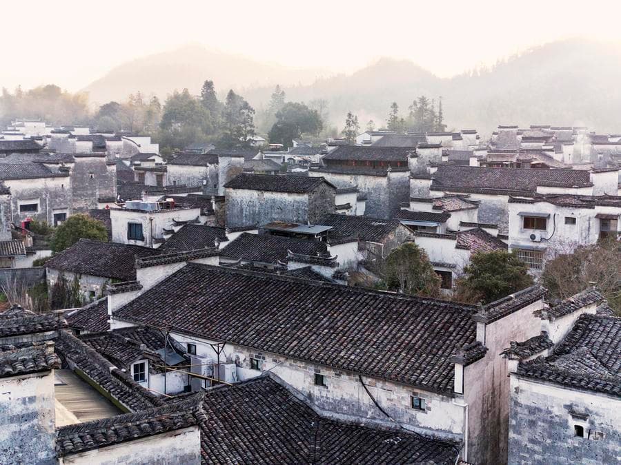 บ้านเรือน 'กำแพงขาว กระเบื้องดำ' สไตล์ดั้งเดิมในอันฮุย