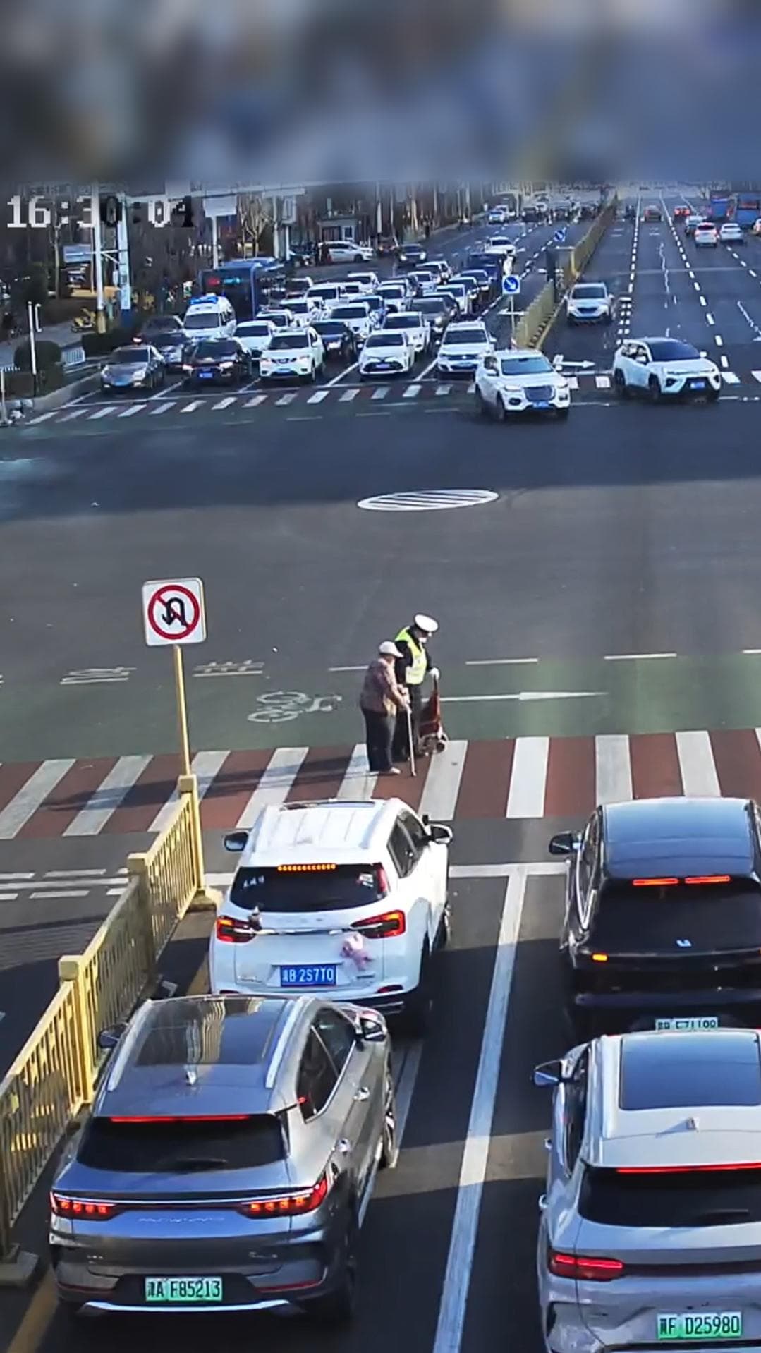 ทัพรถยนต์ใจเย็นรอ 'หญิงชราข้ามถนน' ในถังซาน