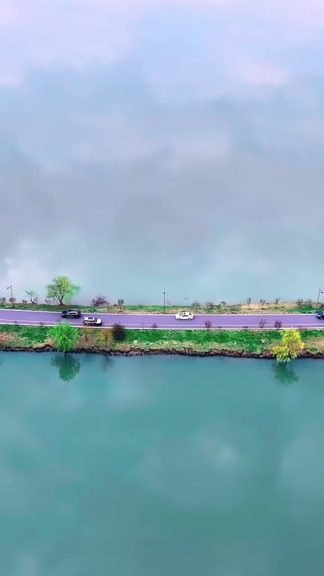 ถนนข้ามทะเลสาบในอันฮุย สะท้อนผืนฟ้าดังกระจกเงาบานใหญ่