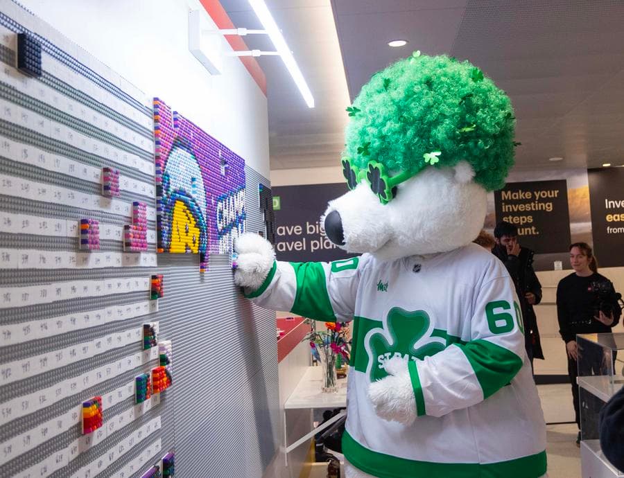 งานของเล่น LEGO ในโตรอนโต สร้างภาพฝาผนังตัวต่อนับหมื่นชิ้น