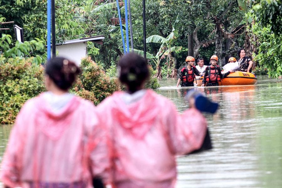 ชีวิตกลางน้ำท่วมหลังฝนตกหนักในอินโดนีเซีย