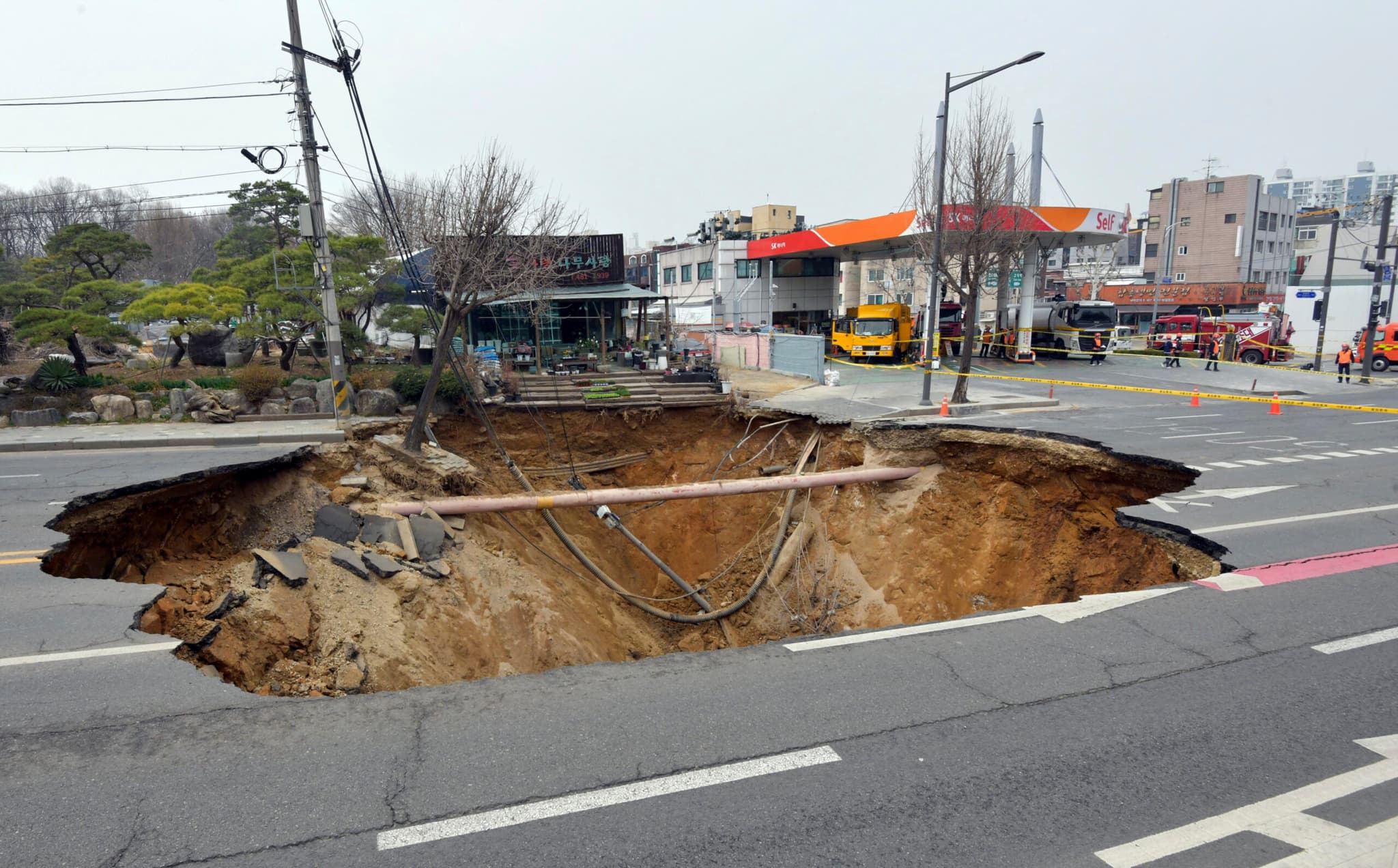 ดับ 1 ราย เหตุ 'หลุมยุบ' ขนาดใหญ่บนถนนในโซล