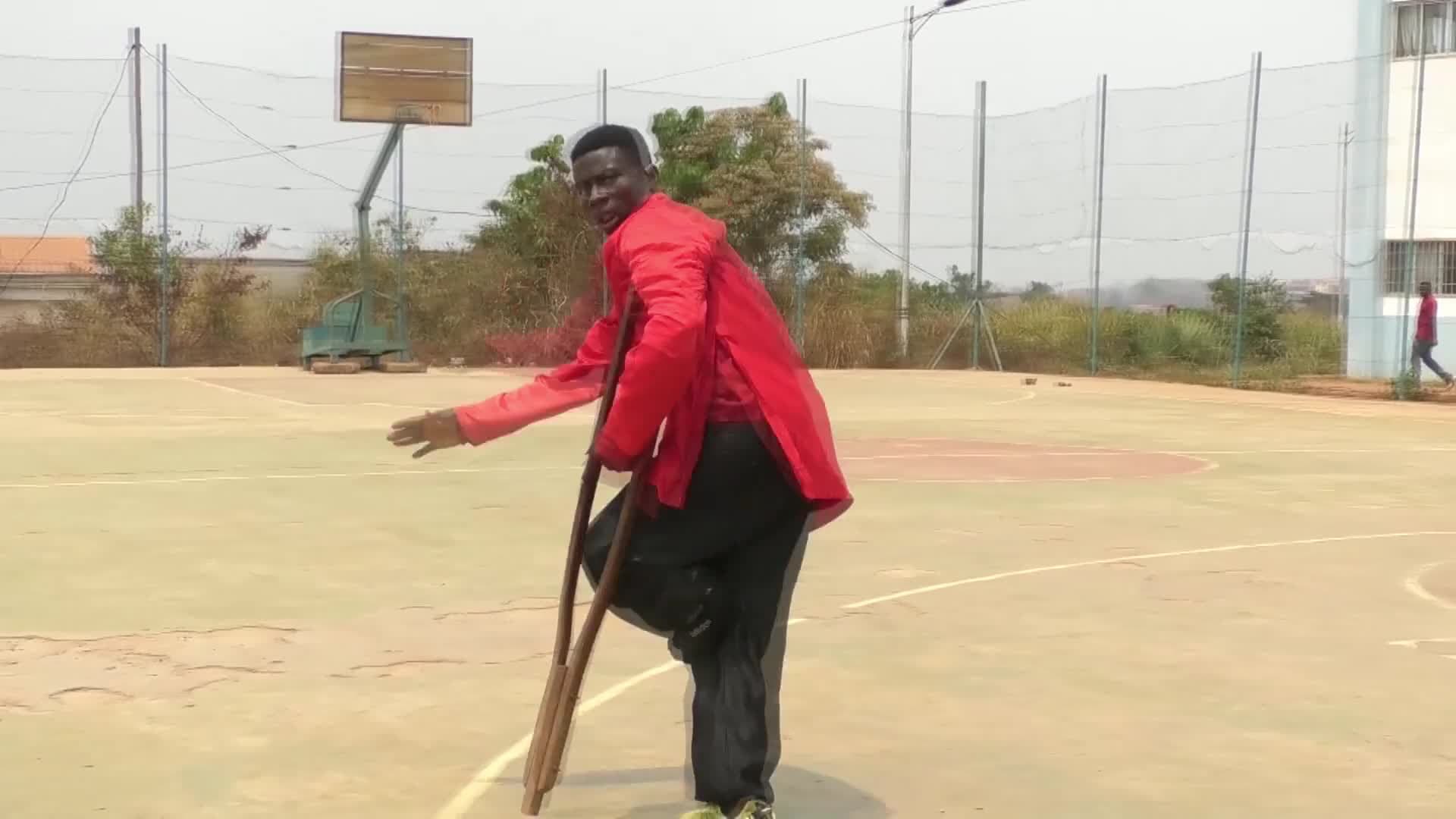 ครูหนุ่มขาพิการในแคเมอรูน ผู้เล่น 'กังฟู' เปลี่ยนชีวิต