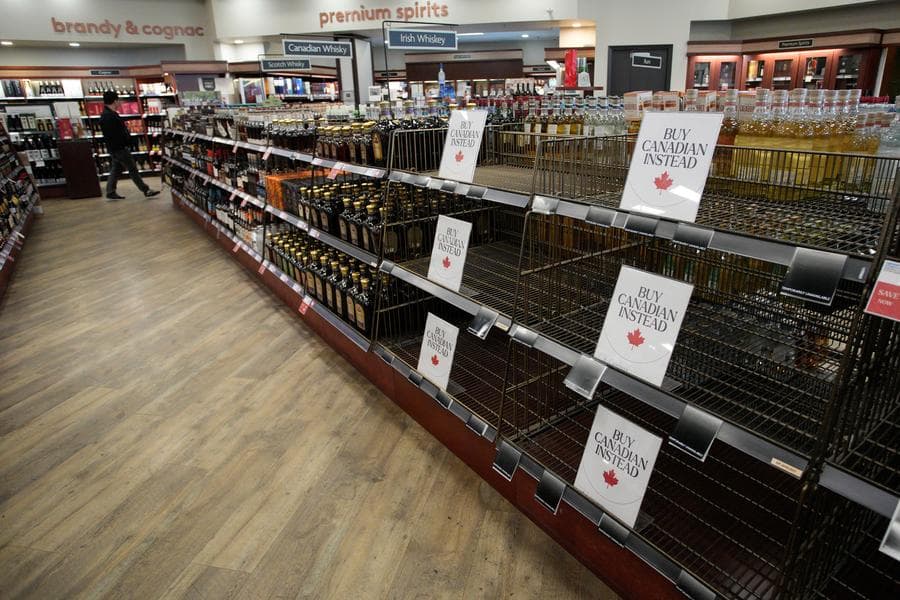 ร้านเหล้าในแวนคูเวอร์ติดป้าย 'ซื้อของแคนาดาแทน' ตอบโต้สหรัฐฯ เก็บภาษี