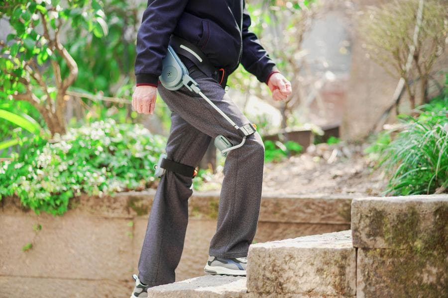 หุ่นยนต์ช่วยเดิน' ฝีมือจีนพัฒนา ช่วยคนแก่เดินเหินคล่อง สนองเศรษฐกิจผู้สูงวัย