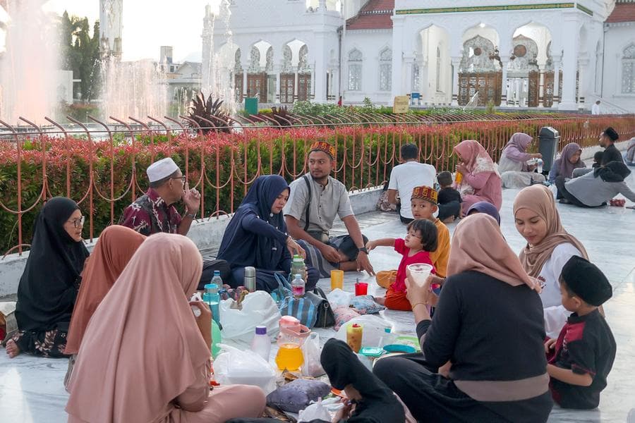ชาวอินโดฯ ล้อมวงกิน 'อาหารละศีลอด' ในมัสยิด