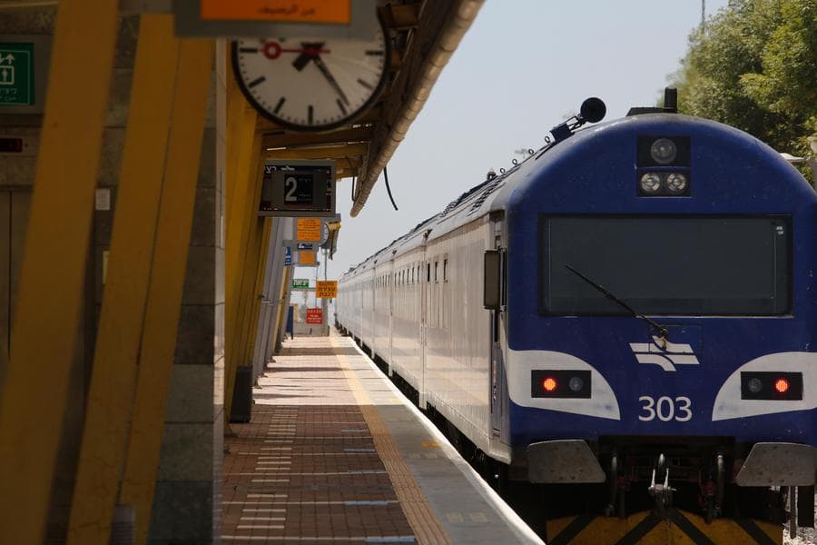 อิสราเอลระงับ 'บริการรถไฟ' ใกล้กาซา หลังโจมตีทางอากาศครั้งใหญ่