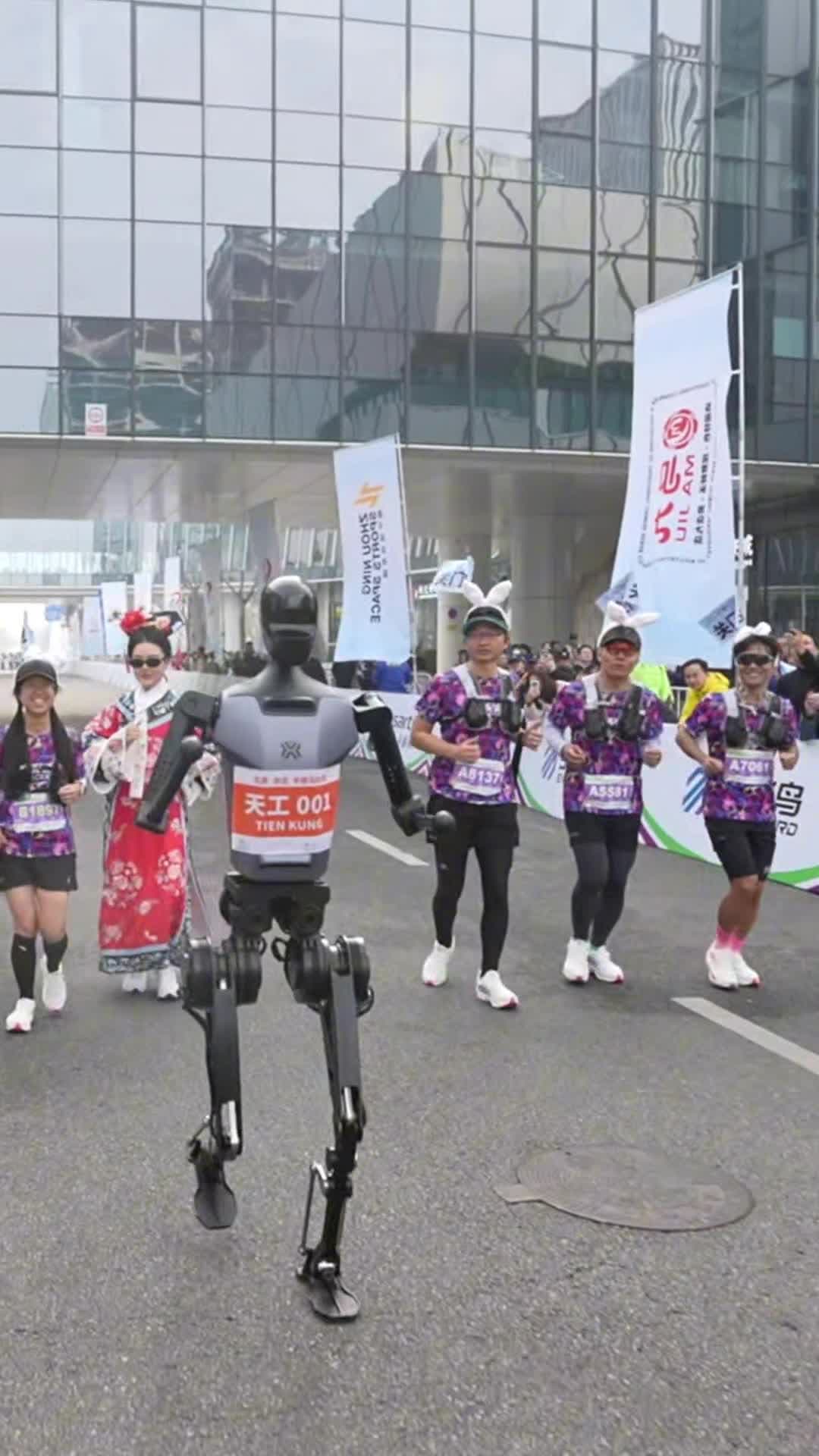 หุ่นยนต์ฮิวแมนนอยด์' เตรียมแข่งวิ่งฮาล์ฟมาราธอนในปักกิ่ง
