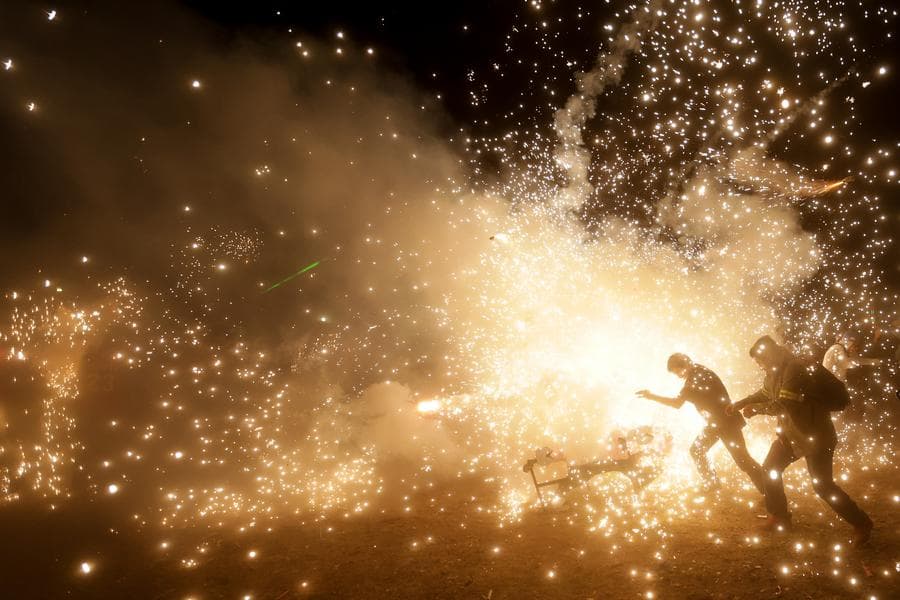 ผู้กล้าวิ่งฝ่าประกายไฟร้อนแรง สีสันเทศกาลดอกไม้ไฟในเม็กซิโก