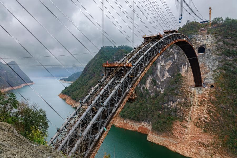 กุ้ยโจวเชื่อมโครงโค้ง 'สะพาน' ข้ามแม่น้ำอูเจียง