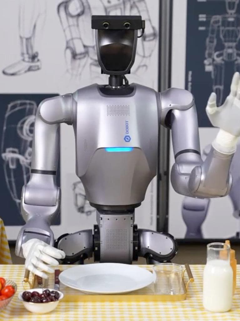 บริษัทจีนเปิดตัว 'หุ่นยนต์ผู้ช่วย' ทำงานสารพัดจัดเต็ม