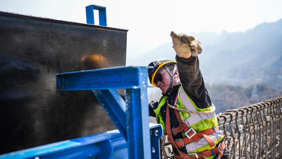 งานสร้าง 'สะพานลิ่วจือ' สูงชะลูด ผ่าหุบเขาในกุ้ยโจว