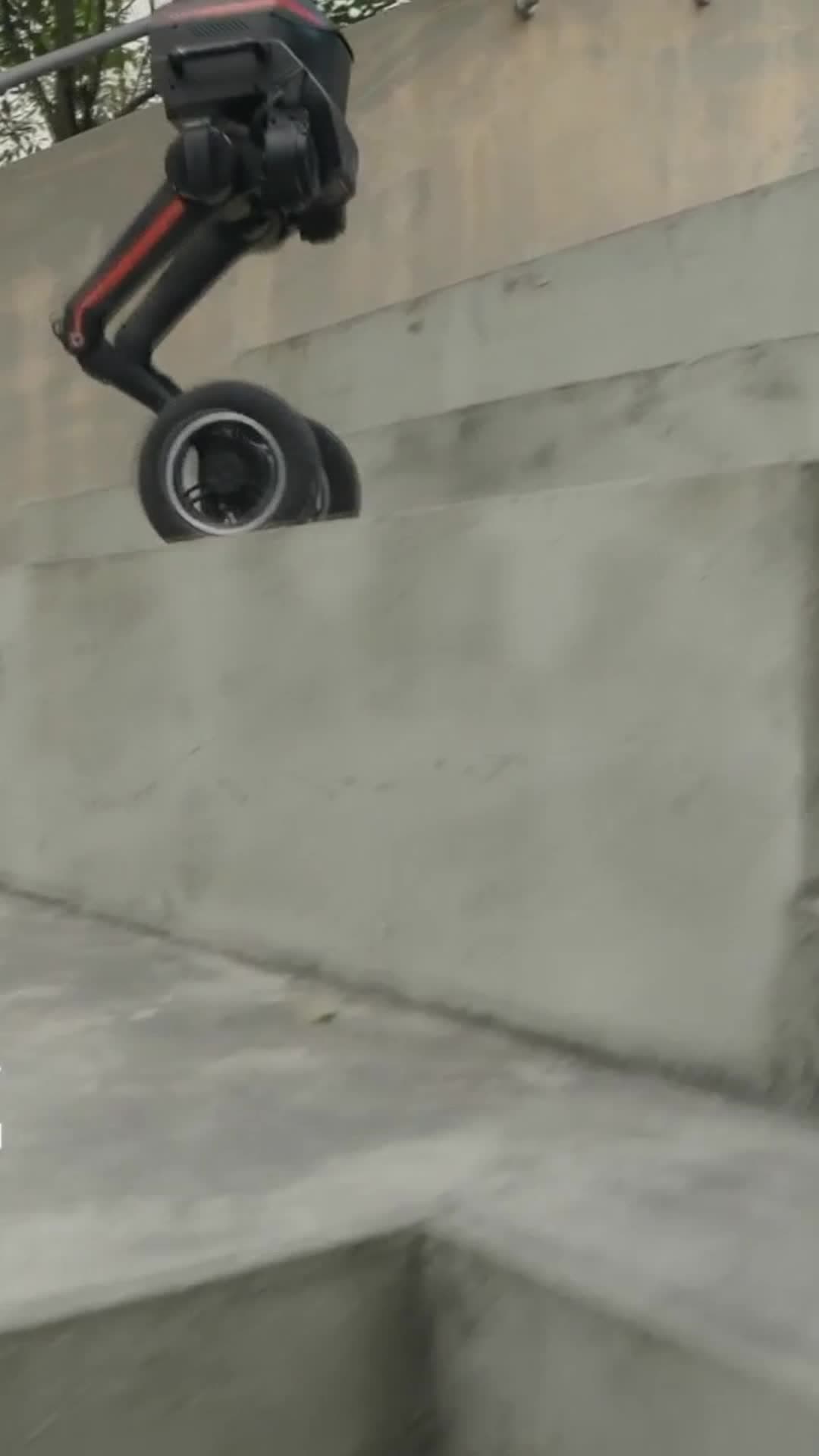 หุ่นยนต์สองล้อ' ฝีมือบริษัทจีน โชว์โดดข้ามรั้ว วิ่งขึ้นลงขั้นบันได