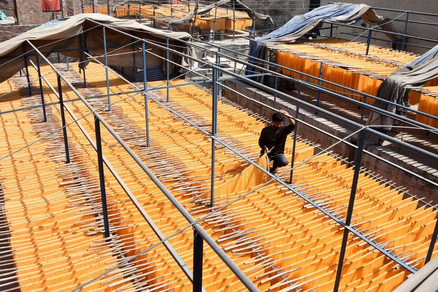 ลัดเลาะโรงผลิต 'เส้นหมี่' สีเหลืองทองในปากีสถาน