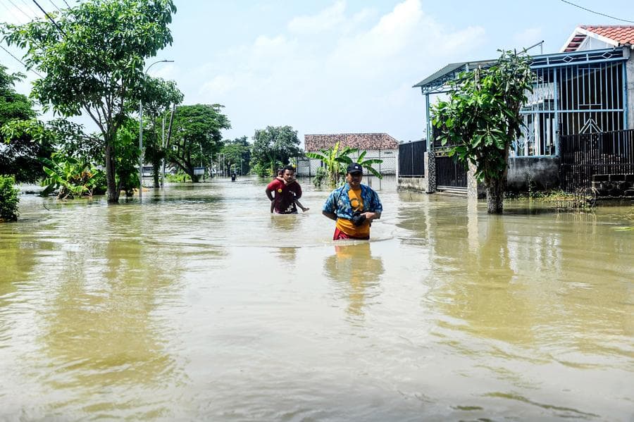 Asia Album : ชาวบ้านอินโดฯ ใช้ชีวิตกลางน้ำท่วมในเกรซิก