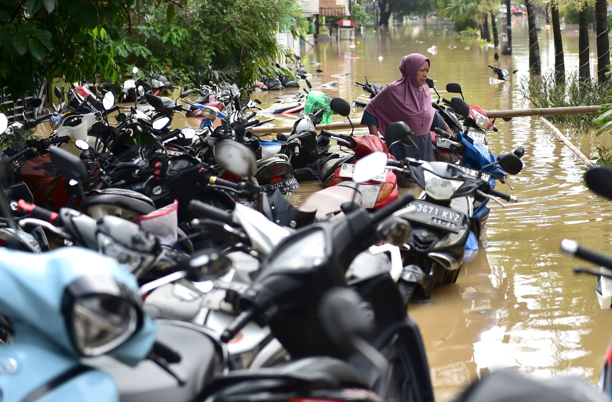 เหตุ 'น้ำท่วม' หลังฝนถล่มในเบกาซี ทำสิ่งปลูกสร้าง-รถเสียหายอ่วม