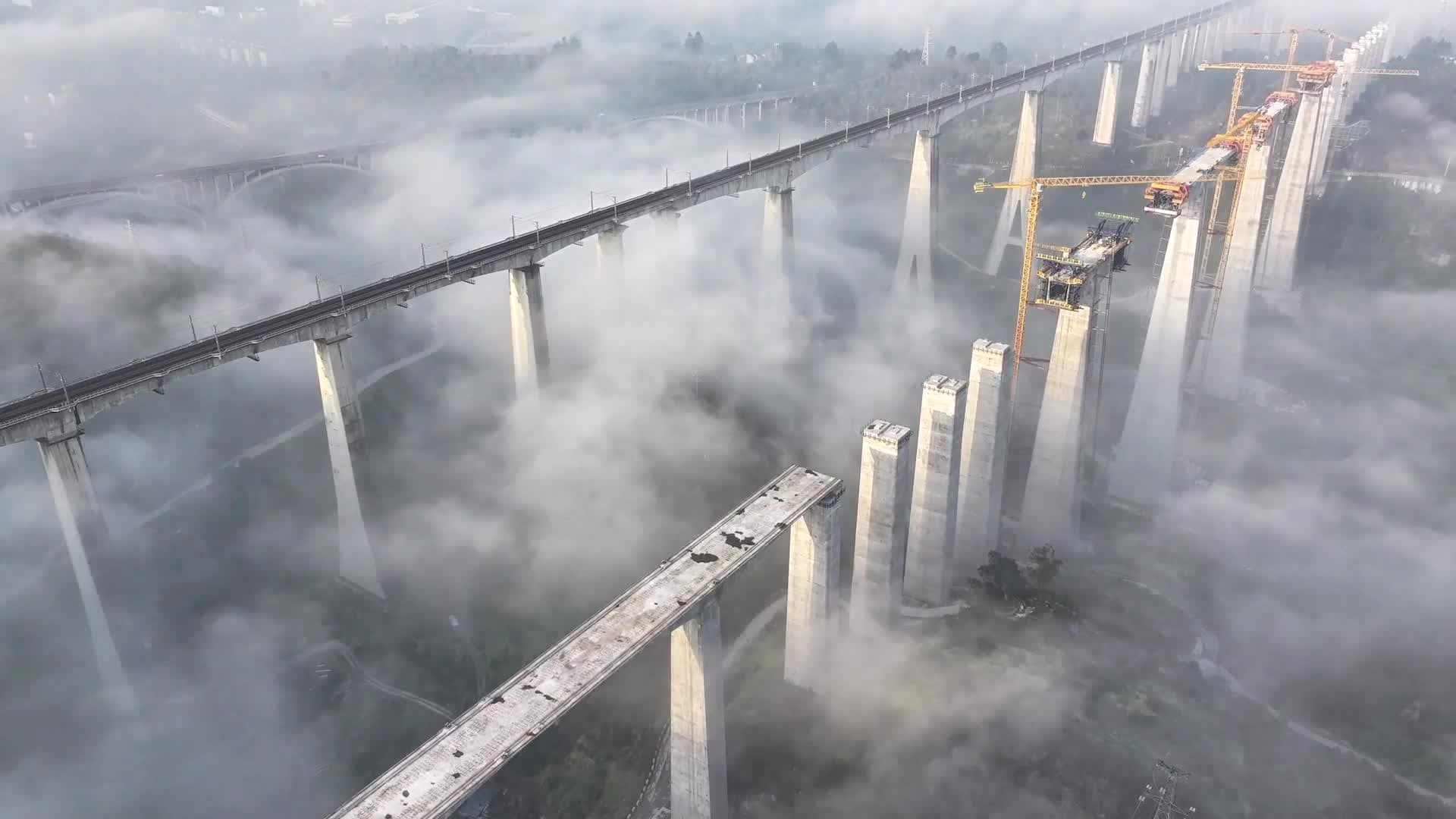 ทะเลหมอกห่ม 'สะพานม้าเหล็ก' สูงชะลูด 150 เมตรในฉงชิ่ง