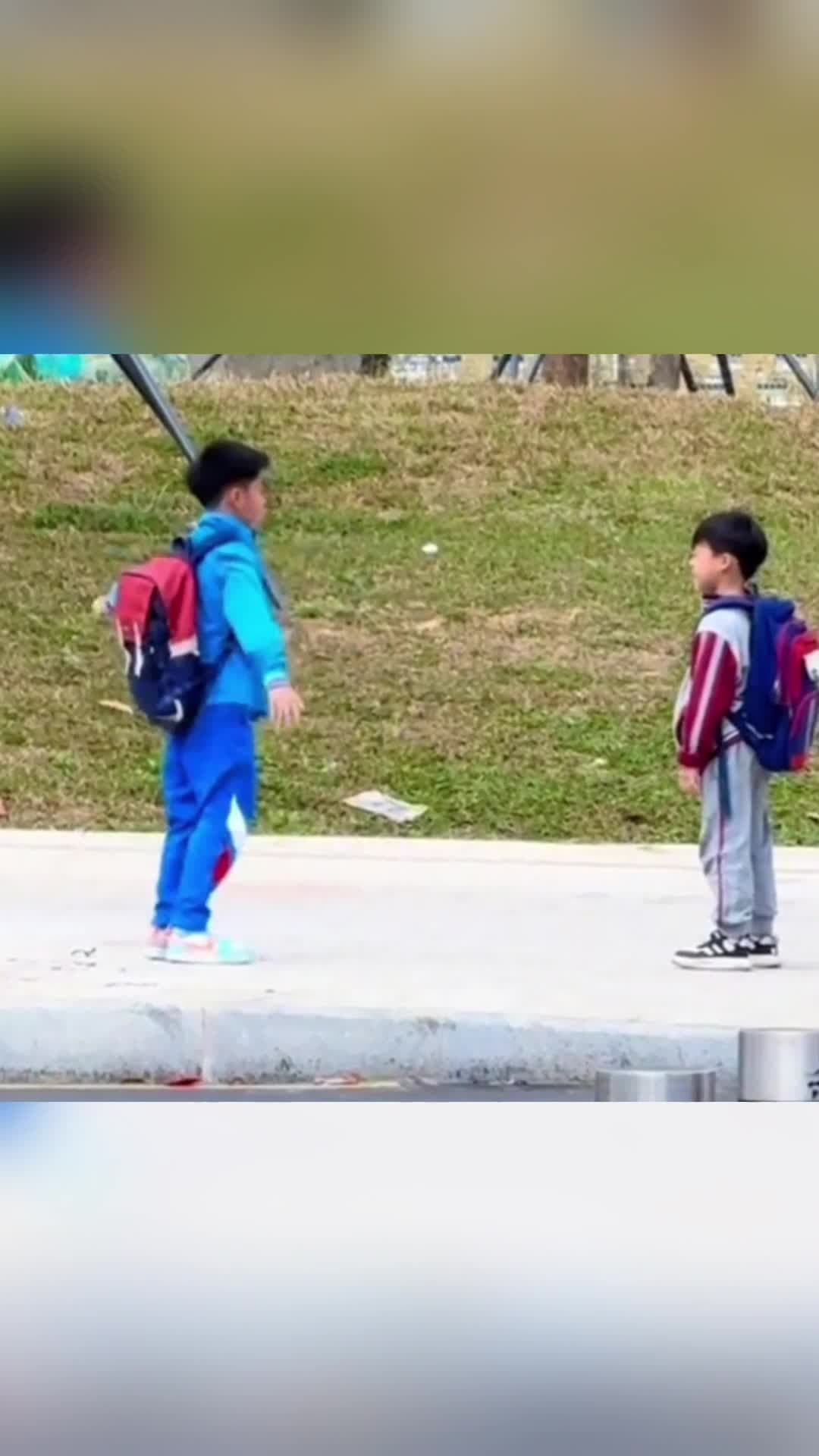 สองเด็กน้อยเปลี่ยน 'ทางเท้า' เป็น 'ลานประชันท่าเต้น' สุดเดือดในกวางตุ้ง