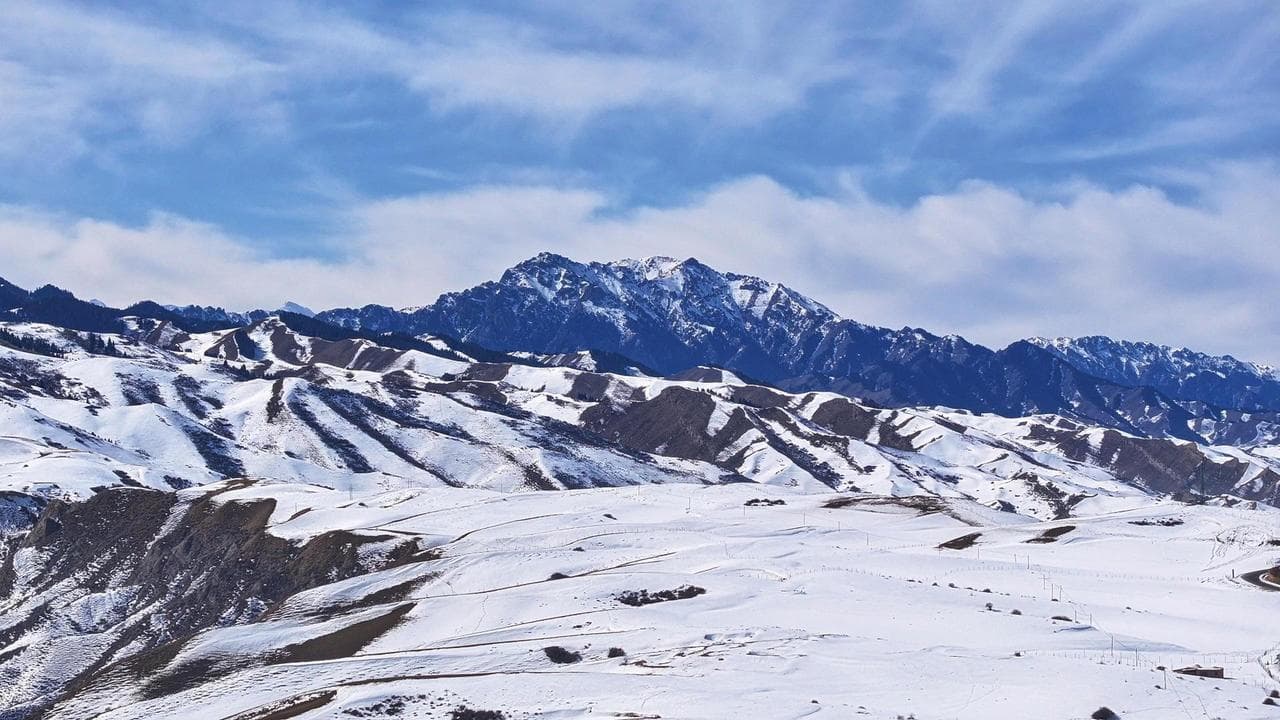 ถนนเลียบภูเขาหิมะในซินเจียง สวยเหมือนโลกจินตนาการ