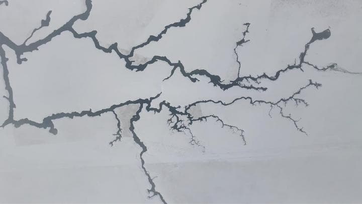 พื้นที่ชุ่มน้ำในชิงไห่ห่มหิมะ งดงามดังภาพวาดน้ำหมึกจีน