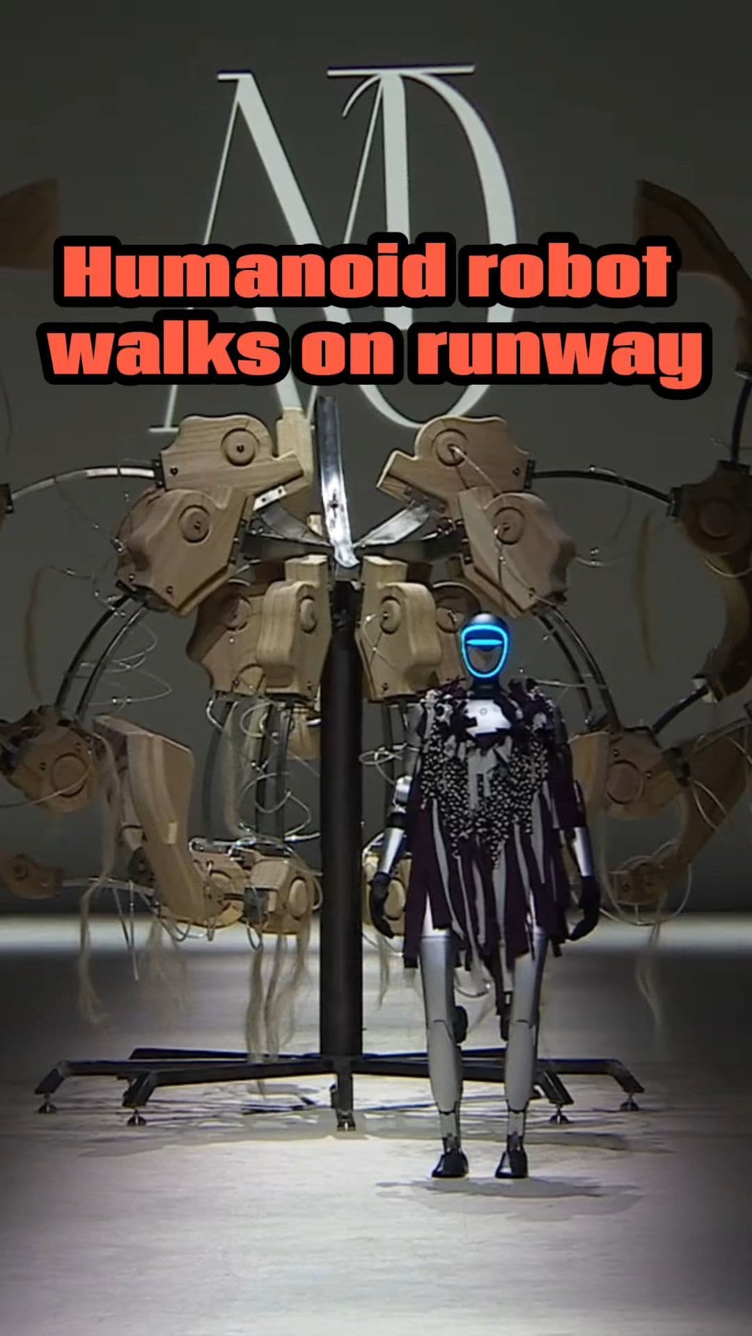 แบบใหม่แบบสับ! 'นายแบบฮิวแมนนอยด์' เฉิดฉายกลางงาน 'เซี่ยงไฮ้ แฟชั่น วีค