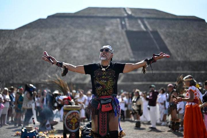 ชาวเม็กซิโกรวมตัวรับพลังจากแสงแดดจ้าใน 'วันวสันตวิษุวัต